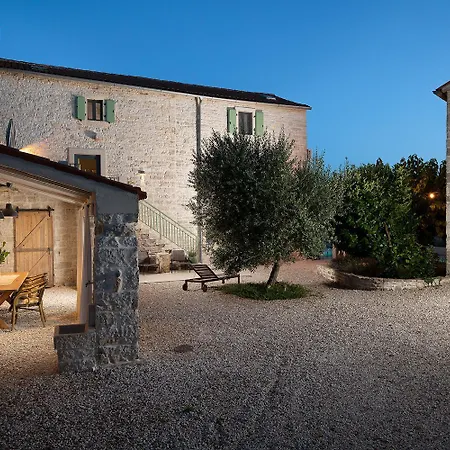 Stanza Campitelli For Up To 21 People In Istria With Private Pool And Pet Friendly Bale
