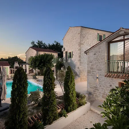 Stanza Campitelli For Up To 21 People In Istria With Private Pool And Pet Friendly * Bale